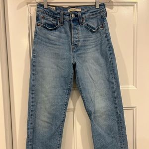 Levi’s wedgie blue wash denim straight leg jeans. No rips!